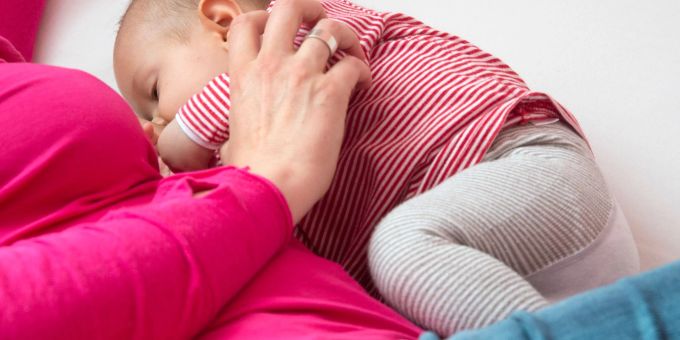 Schweissgeruch stört Babies an der Brust nicht. Anders sieht es bei parfümierten Produkten aus - die können das Kind irritieren. Schweissgeruch stört Babies an der Brust nicht. Anders sieht es bei parfümierten Produkten aus - die können das Kind irritieren.