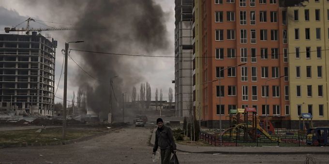 Ein Mann steht nach einem russischen Angriff auf der Strasse, während im Hintergrund Rauch aufsteigt. Foto: Felipe Dana/AP/dpa Ein Mann steht nach einem russischen Angriff auf der Strasse, während im Hintergrund Rauch aufsteigt. Foto: Felipe Dana/AP/dpa