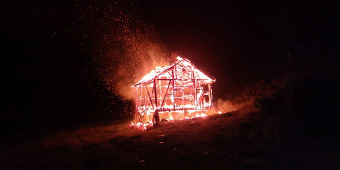 Alt St. Johann SG: Holzschopf durch möglichen Blitzschlag abgebrannt. Alt St. Johann SG