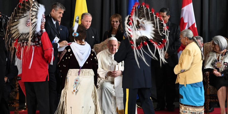 Papst Franziskus wird von Vertretern der Kanadischen Ureinwohner in Edmonton begrüsst.