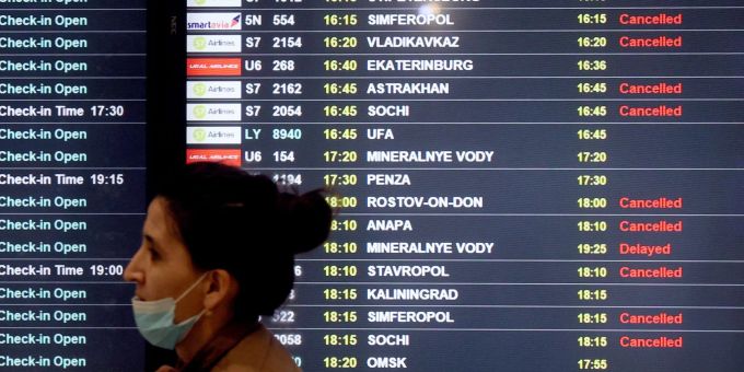 Auf einer Anzeigetafel am internationalen Flughafen Domodedowo sind zahlreiche gestrichene Flüge zu sehen. Auf einer Anzeigetafel am internationalen Flughafen Domodedowo sind zahlreiche gestrichene Flüge zu sehen.