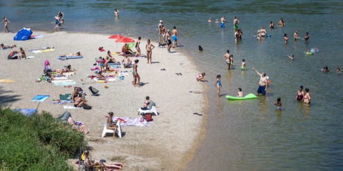 Baslerinnen und Basler suchen Abkühlung im Rhein. Wetter