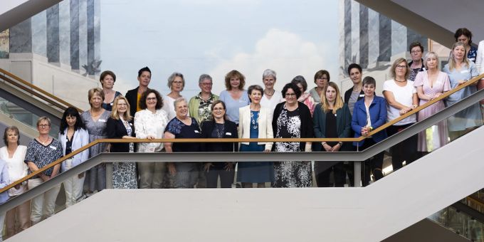 Bundesraetin Simonetta Sommaruga, Mitte, posiert mit den Schweizer Stadt- und Gemeindepraesidentinnen im Gymnasium Neufeld, beim ersten nationalen Treffen der Schweizer Stadt- und Gemeindepraesidentinnen, am Samstag, 11. Juni 2022, in Bern. (KEYSTONE/Peter Klaunzer) simonetta sommaruga