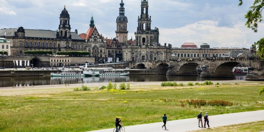Ansicht von Dresden mit Augustusbrücke und Hofkirche