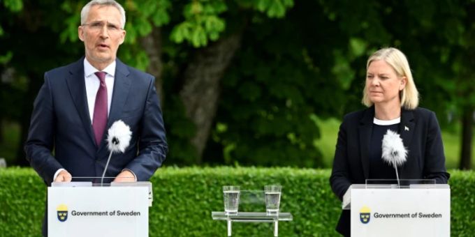 Nato-Generalsekretär Jens Stoltenberg und die schwedische Regierungschefin Magdalena Andersson bei einem Treffen in Harpsund. stoltenberg andersson