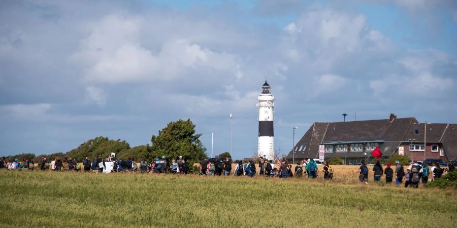 Teilnehmer einer Demonstrantion des Bündnisses «Wer hat, der gibt» ziehen nach Kampen auf Sylt.