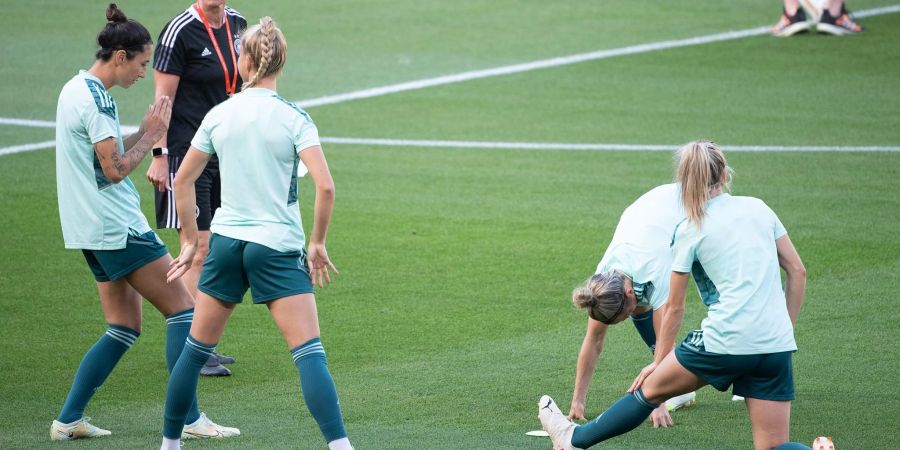 «Wir wollen uns weiter optimieren und weiter verbessern», sagt Bundestrainerin Martina Voss-Tecklenburg (2.v.l.) vor der Partie gegen Finnland.