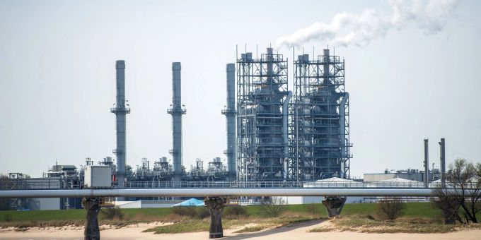 Die Fläche vor dem Industriepark Stade ist Teil der zukünftigen Hafenerweiterung für das geplante Import-Terminal für Flüssigerdgas. Die Fläche vor dem Industriepark Stade ist Teil der zukünftigen Hafenerweiterung für das geplante Import-Terminal für Flüssigerdgas.