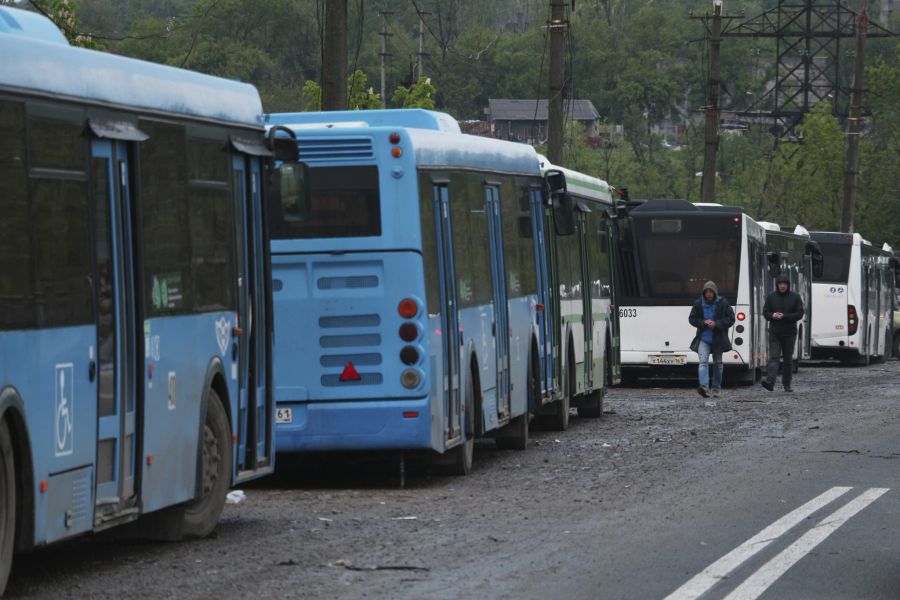 Busse stehen bereit, um die ukrainischen Soldaten in eine Strafkolonie in Oljoniwka zu bringen.