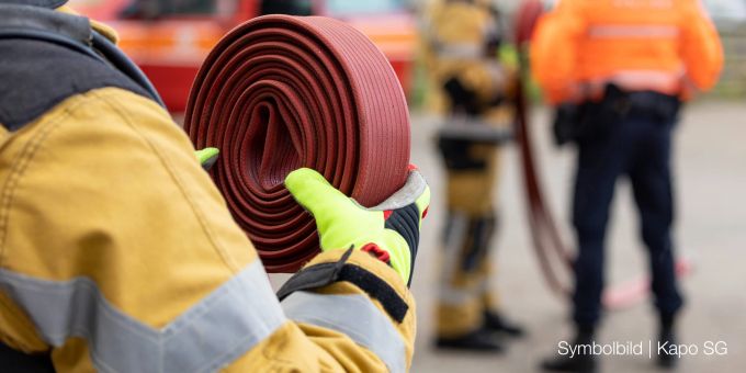 Auf dem Herd liegender Gegenstand verursacht Küchenbrand. Küchenbrand