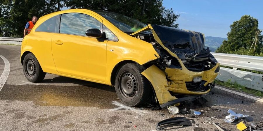 Neuhaus SG: Beide Autos erlitten Totalschaden.
