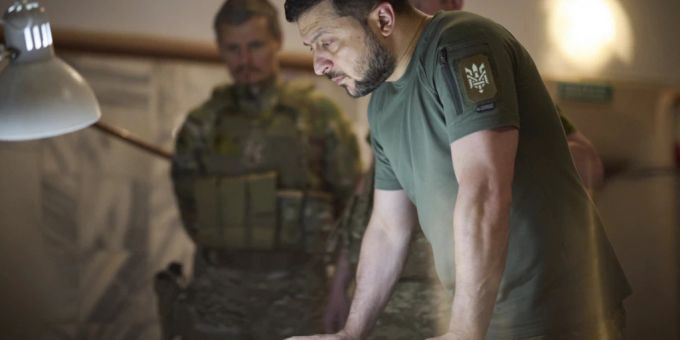 Wolodymyr Selenskyj ist seit 2019 Präsident der Ukraine. (Archivbild) Foto: -/Ukrainian Presidential Press Office/AP/dpa HANDOUT - Das vom Pressebüro des ukrainischen Präsidenten zur Verfügung gestellte Foto zeigt, Wolodymyr Selenskyj, Präsident der Ukraine, der bei einem Besuch in der vom Krieg betroffenen Oblast Dnipropetrowsk an einem Tisch steht. Foto: -/Ukrainian Presidential Press Office/AP/dpa - ACHTUNG: Nur zur redaktionellen Verwendung und nur mit vollständiger Nennung des vorstehenden Credits