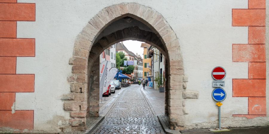 Blick durch ein Tor auf die Altstadt in Rheinfelden.