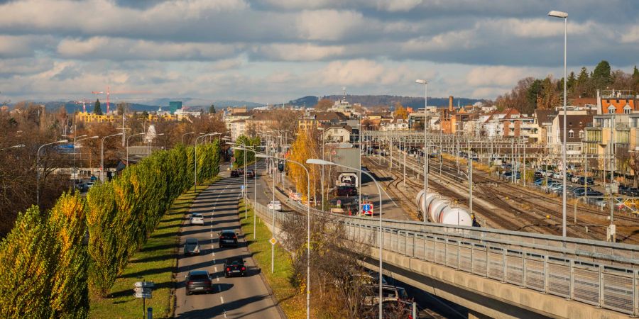 Blick auf die Bellerivestrasse in Richtung der Stadt Zürich.