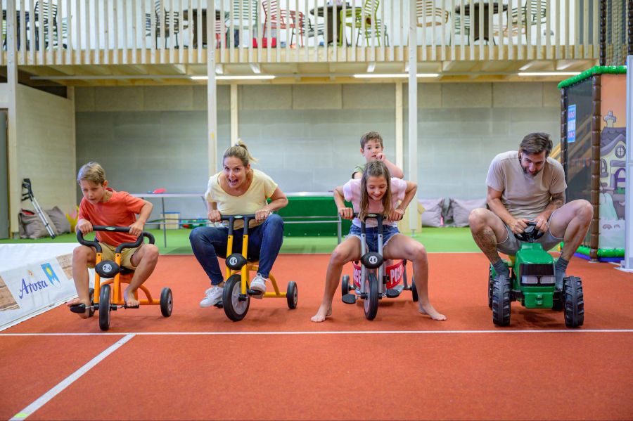 Familie auf Fahrrädern