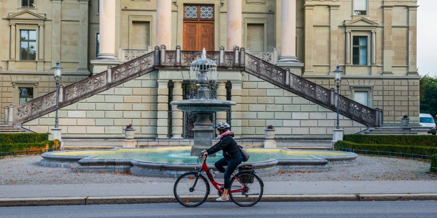 Ein Velofahrer vor dem Stadthaus Winterthur.