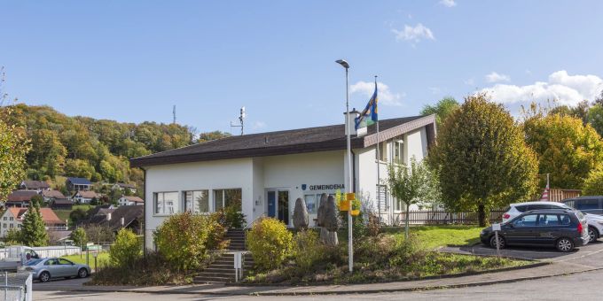 Das Gemeindehaus von Hellikon. Die Gemeinde wandelte sich von einer Bauern- zu einer Wohngemeinde, seit Beginn der 1980er-Jahre ist die Bevölkerungszahl um über einen Drittel angestiegen. Das Gemeindehaus von Hellikon. Die Gemeinde wandelte sich von einer Bauern- zu einer Wohngemeinde, seit Beginn der 1980er-Jahre ist die Bevölkerungszahl um über einen Drittel angestiegen.