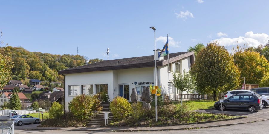 Das Gemeindehaus von Hellikon. Die Gemeinde wandelte sich von einer Bauern- zu einer Wohngemeinde, seit Beginn der 1980er-Jahre ist die Bevölkerungszahl um über einen Drittel angestiegen.