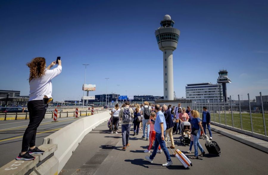 Am Pfingstwochenende kam es bereits zu Flug-Chaos in Europa – unter anderem am Amsterdamer Flughafen Schiphol.