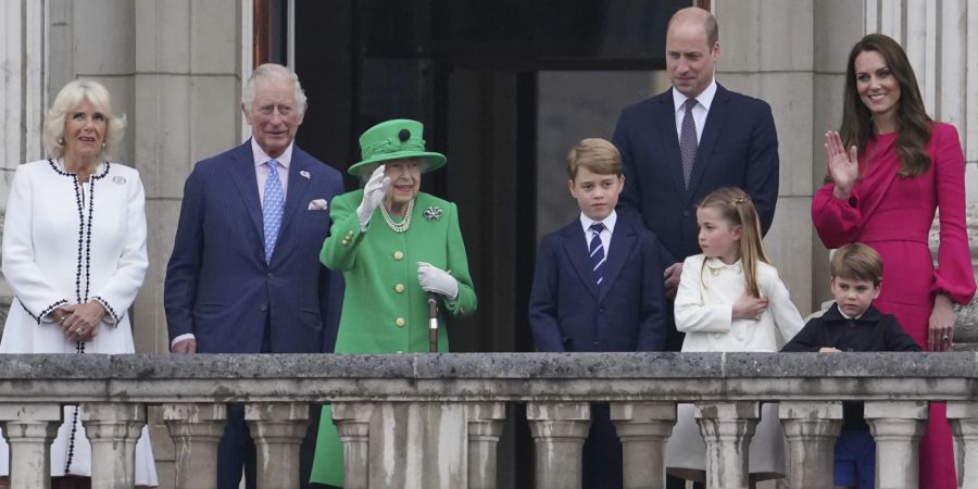 Queen Elizabeth II. (mitte) umgeben von Herzogin Camilla und Prince Charles (links) und Prinz William und Herzogin Kate mit ihren Kindern (rechts). (Jonathan Brady/Pool Photo via AP)