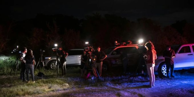 Reporter begutachten den Fundort des Lastwagen Reporter begutachten den Fundort des Lastwagen