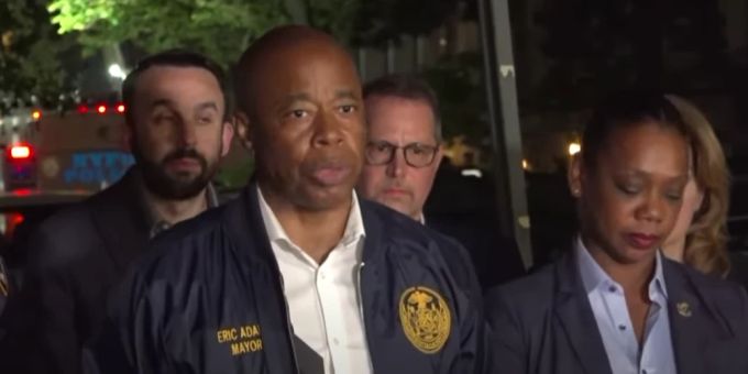 Die Polizei spricht vor Medien über eine Schussabgabe an der Upper East Side Manhattans, bei der eine 20-Jährige erschossen wurde. new york