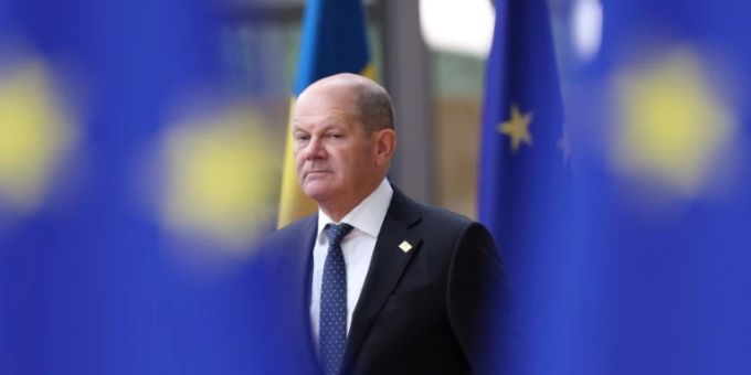 Scholz und EU-Flaggen Scholz und EU-Flaggen