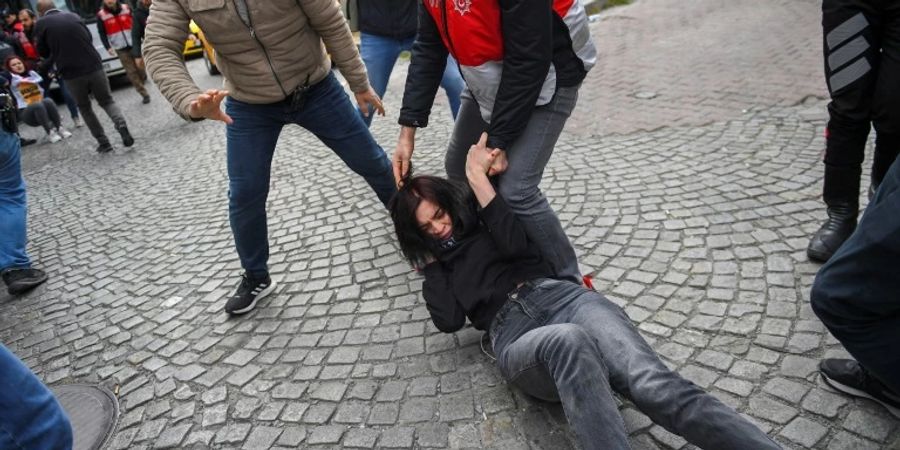 Gewaltsame Festnahme einer Demonstrantin in Istanbul