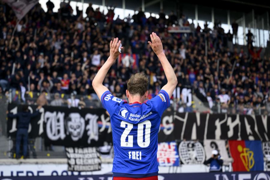 Fabian Frei vor den Basel-Fans beim Rekord-Spiel gegen Lausanne.