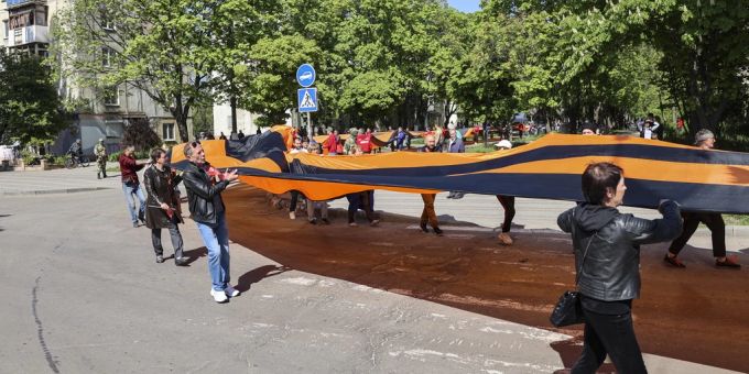Verspotten Opfer - Russen feierten sogar Siegesparade in Mariupol