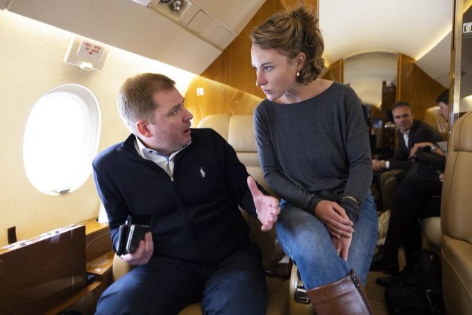 Artem Rybchenko und Nationalratspräsidentin Irene Kaelin auf dem Flug in die Ukraine im April während dem Ukraine-Krieg. Artem Rybchenko Ukraine-Krieg