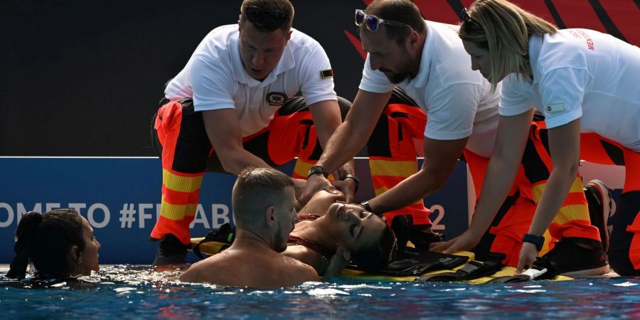 Anita Alvarez musste von ihrer Trainerin und einer weiteren Person aus dem Wasser gerettet werden.