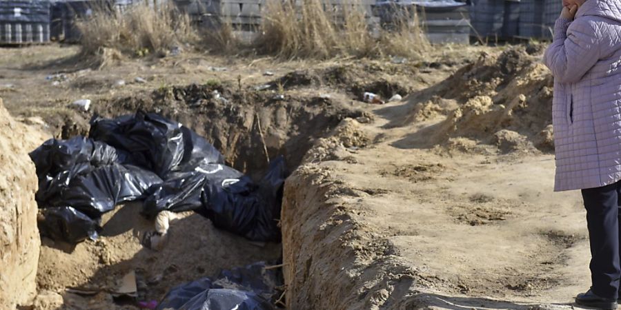 Immer mehr Massengräber mit toten Zivilisten wurden nach dem Rückzug der russischen Truppen aus Butscha gefunden. Die Leichen zeigten teils Spuren von Folter.