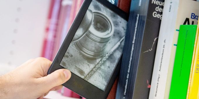 E-Book-Reader sind eine praktische Alternative zu gedruckten Büchern: Nutzer können auf den Geräten viele gespeicherte Geschichten lesen. E-Book-Reader sind eine praktische Alternative zu gedruckten Büchern: Nutzer können auf den Geräten viele gespeicherte Geschichten lesen.