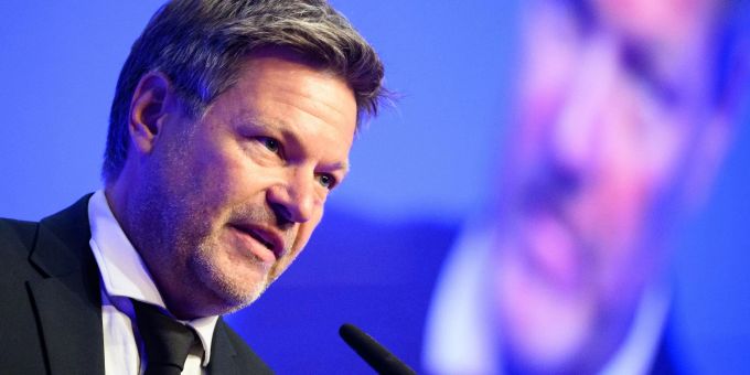 Er sei nicht glücklich mit dem Ölembargo-Kompromiss der EU, sagt der grüne Wirtschaftsminister Robert Habeck bei einer CDU-Veranstaltung. Er sei nicht glücklich mit dem Ölembargo-Kompromiss der EU, sagt der grüne Wirtschaftsminister Robert Habeck bei einer CDU-Veranstaltung.