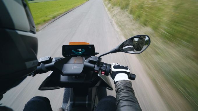 Der BMW-Roller hat eine Maximalgeschwindigkeit von 120 km/h. BMW CE04