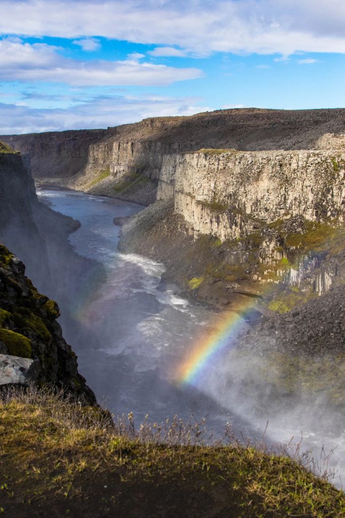 Bei Sonnenschein gibt es am Dettifoss neben dem allgegenwärtigen Donnern des Wassers auch Regenbögen. Schlucht Wasserfall Regenbogen Nieselregen Gischt
