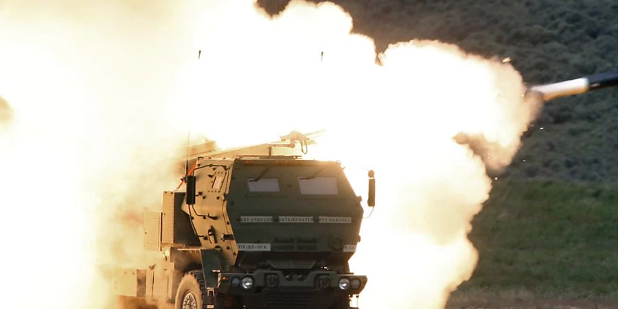 ARCHIV - Ein Mehrfachraketenwerfer von Typ HIMARS (High Mobility Artillery Rocket System) fährt während eines Kampftrainings in der Hochwüste des Yakima Training Center in Washington. Foto: Tony Overman/The Olympian/AP/dpa