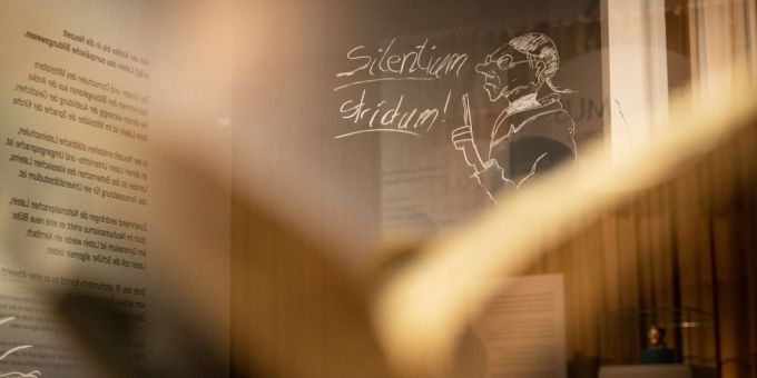 Ein lateinischer Text («Silentium strictum»), auf einer Tafel geschrieben, ist Teil der Ausstellung «Tot oder lebendig?» im LWL-Landesmuseum für Klosterkultur. Ein lateinischer Text («Silentium strictum»), auf einer Tafel geschrieben, ist Teil der Ausstellung «Tot oder lebendig?» im LWL-Landesmuseum für Klosterkultur.