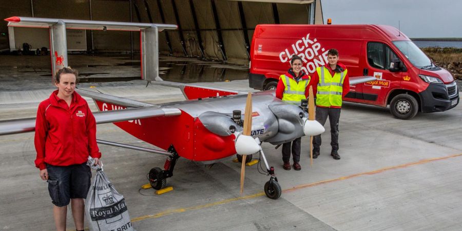 Die Royal Mail hat angekündigt, dass sie in den nächsten drei Jahren 50 neue «Postdrohnenrouten» für die Zustellung mit Drohnen einrichten will.