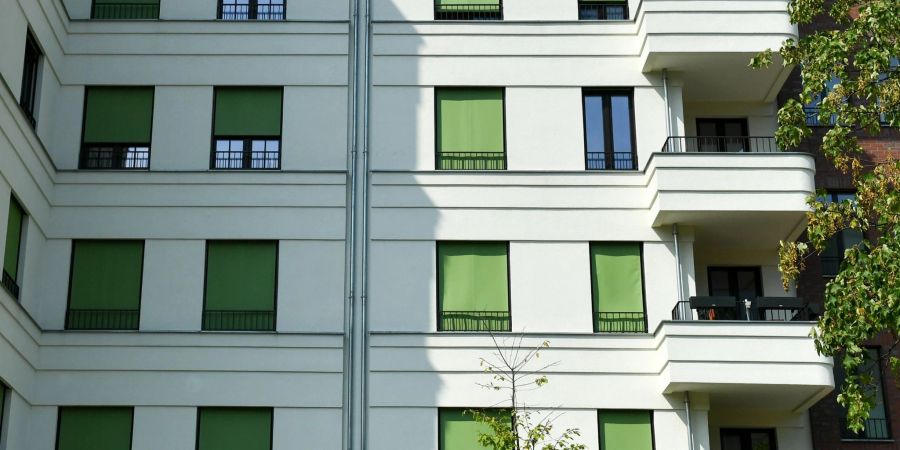 Jalousien und Rollläden vor den Fenstern lassen weniger Sonnenlicht in die Wohnung - so bleibt es kühler.