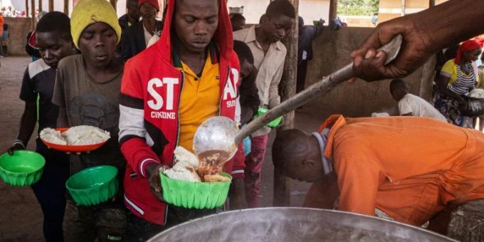 Geflüchteter in Uganda erhält Mittagessen Geflüchteter in Uganda erhält Mittagessen