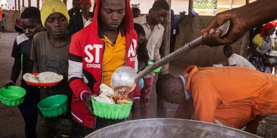 Geflüchteter in Uganda erhält Mittagessen