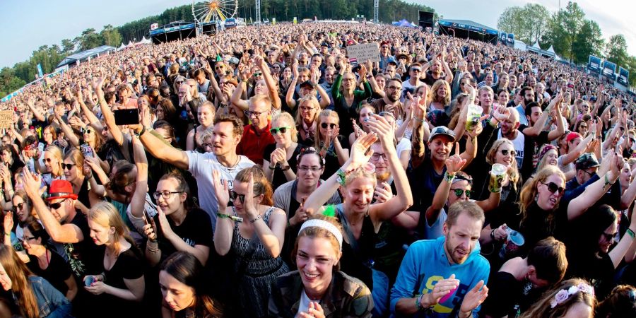 Festivalbesucher hören sich im Jahr 2019 auf dem Hurricane Festival ein Konzert an.