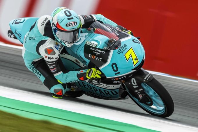 Dennis Foggia stürzt beim Rennen der Moto3 in Assen nach sehenswerter Aufholjagd. moto3 dennis foggia