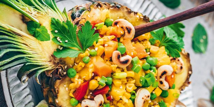 Das Rezept «Thai-Ananasreis im Ananasboot» stammt von Bianca Zapatka. Sie rät, nicht zu viel von der Ananas auszuhöhlen, damit das Schiff stabil bleibt. Ananas Reis Füllung Chasew Limette