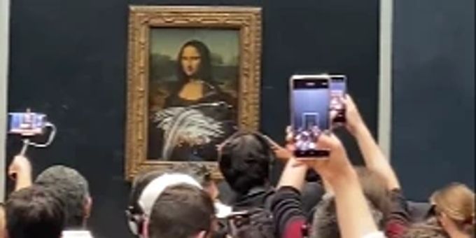 Als Grosi verkleidet - Vandale wirft im Louvre eine Torte auf Mona Lisa