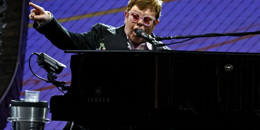 Elton John tritt während seiner «Farewell Yellow Brick Road»-Abschiedstour im Deutsche Bank Park auf.