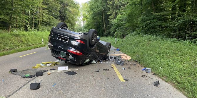 Othmarsingen AG: Auto kollidiert mit Erdwall und überschlägt sich