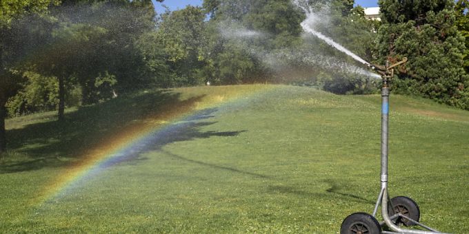 Regenbogen in den Wasserfontänen auf dem Basler Horburgpark. basel-stadt